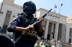  egyptian-police-outside-egyptian-court-cairo_0-thumb2.jpg